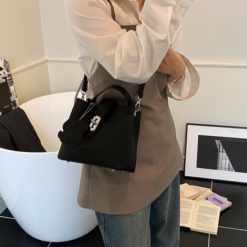 Cross-border lychee pattern trendy hand-held bucket bag for women 2025 new style, fashionable, versatile, casual and niche single-shoulder crossbody bag Application Scenario