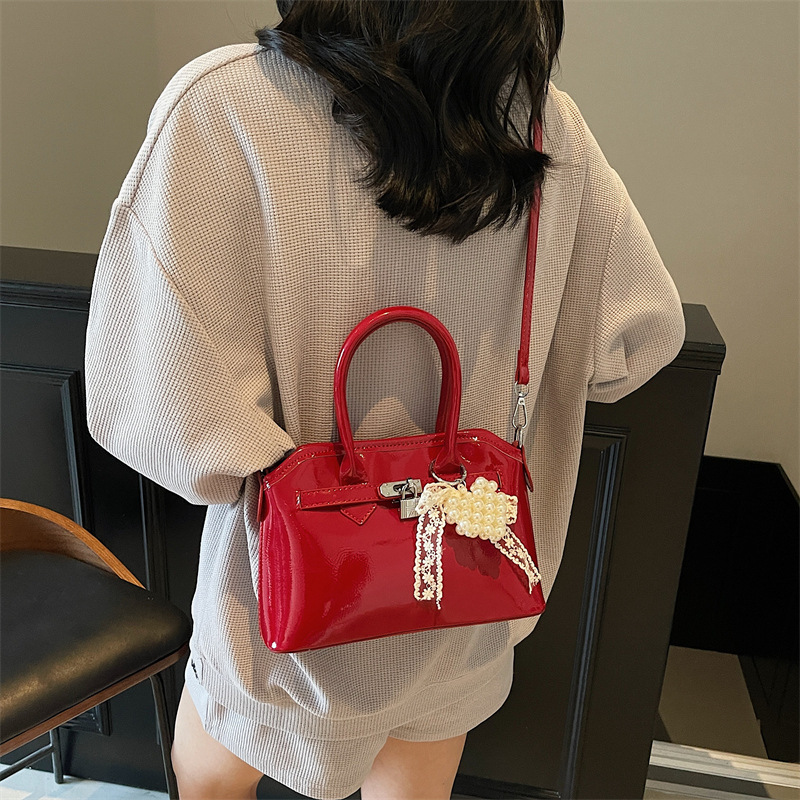 A high-end and fashionable hand-held small square bag for women, a new Spring/Summer 2025 style, versatile, stylish and simple single-shoulder crossbody bag Specification drawing