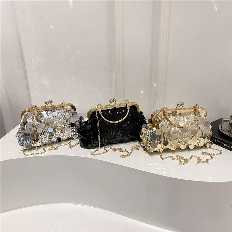 A stylish, retro and high-quality single-shoulder bag for women in 2025, a simple hand-held dinner bag and a slanted shell bag Application Scenario