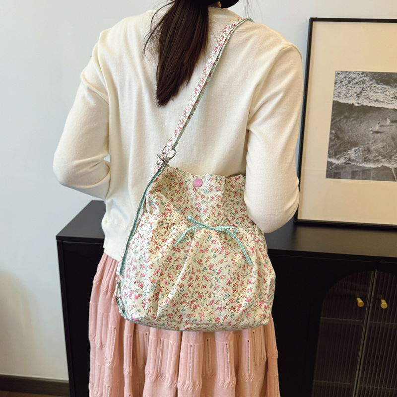 This summer floral print, stylish, lightweight, fresh and cute single-shoulder bag is a beautiful, casual and practical tote bag details Picture