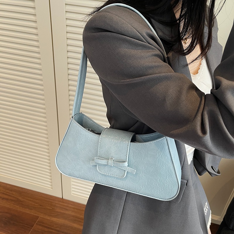 The 2025 summer new Korean-style niche design underarm bag for women, with a high-end quality and versatile commuting style. Solid color commuting single-shoulder bag details Picture