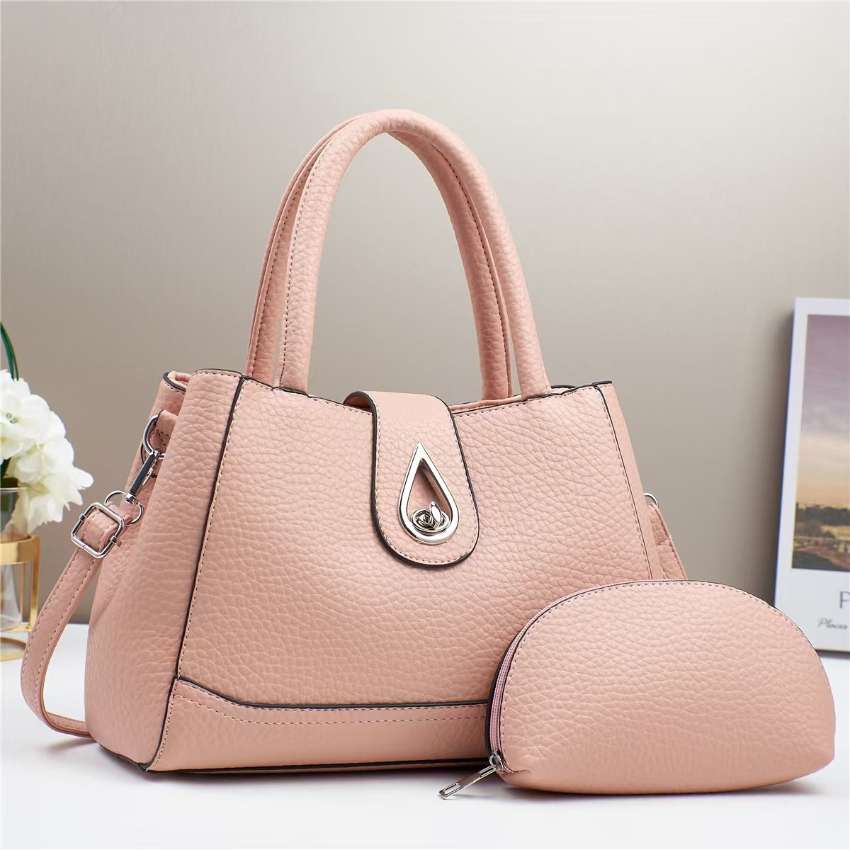The 2024 summer collection of grand crossbody single-shoulder bags from the manufacturer offers a new large-capacity bag for direct mail to foreign trade. It's a trend of simplicity and fashion for ladies Application Scenario