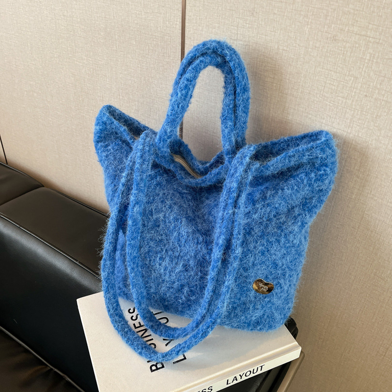A hand-held plush tote bag for women, a Korean style Instagram fashion large-capacity single-shoulder bag, a new 2024 high-end commuter bag details Picture