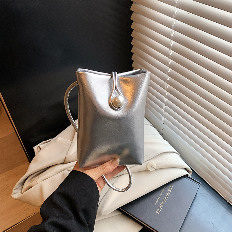 Pearl buckle bucket bag for women, 2025 new style, trendy Korean niche single-shoulder bag, high-end and stylish crossbody bag full figure