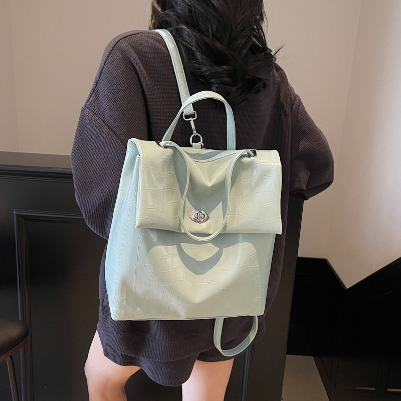 A retro solid color simple handbag for women, a new summer 2025 casual and versatile single-shoulder bag, a high-end commuting backpack details Picture
