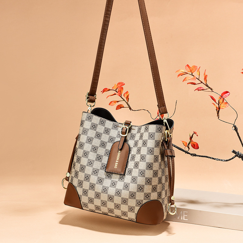 The 2022 new Douyin bucket bag, a large-capacity, simple handbag and single-shoulder crossbody bag, is a bestseller in live-streaming by Internet celebrities Specification drawing