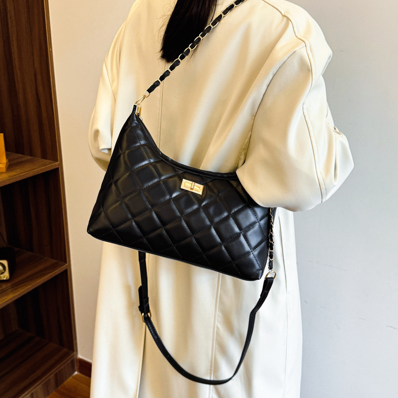 This is a unique and high-quality women's 2024 new diamond-shaped chain bag, which is fashionable, versatile, elegant and high-end. It's a single-shoulder crossbody bag details Picture