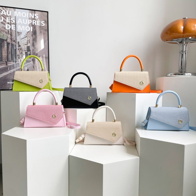 In the summer of 2025, this retro casual trend simple handbag is a new and fashionable crossbody single-shoulder small square bag for women Application Scenario