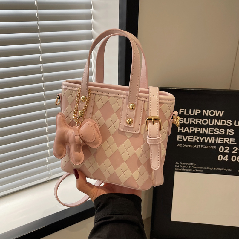 This year, the 2024 new versatile crossbody bag for ladies with a high-end and niche design is in fashion. It's a hand-held bucket bag details Picture