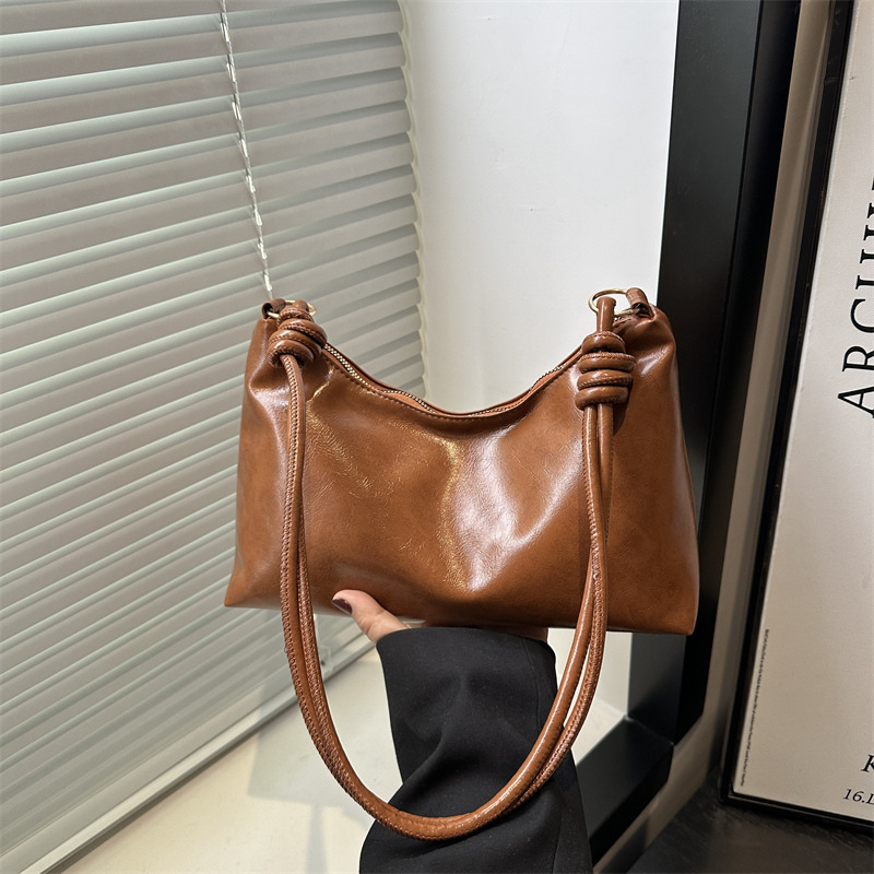 Korean large-capacity crossbody bag, a versatile commuter single-shoulder bag for women, with a niche design and retro hand-held underarm tote bag full figure