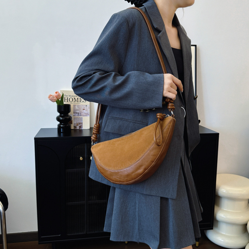 Niche design fashion color-block leopard print horn bag, saddle bag, armpit half-moon bag, water bottle bag, single-shoulder crossbody bag for women Application Scenario