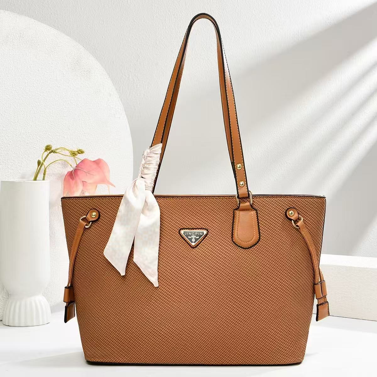This high-end and elegant foreign trade tote bag is a new model for women in 2025. It is versatile, fashionable and suitable for commuting. It is a single-shoulder handbag details Picture