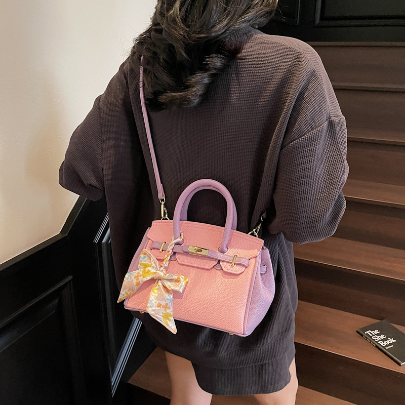 The high-end, light luxury and elegant Kelly handbag for women in the summer of 2025 is simple and stylish with contrasting colors and is a versatile single-shoulder crossbody bag Application Scenario