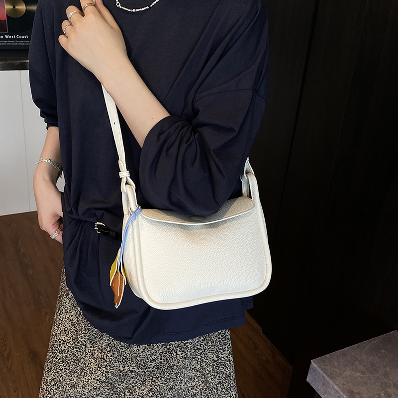 Cross-border casual, simple and high-quality hand-held small square bag for women 2025 new trendy, fashionable and niche design single-shoulder crossbody bag Application Scenario