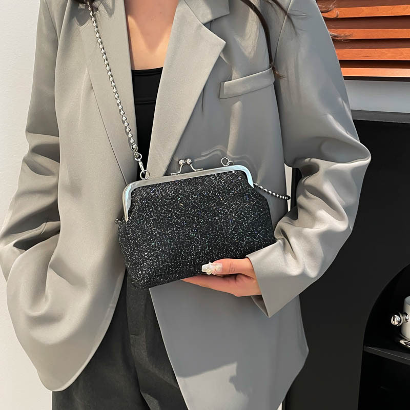 A new cross-border fashion and trend solid color design, gentle and elegant, versatile chain single-shoulder crossbody bag, stylish women's bag details Picture