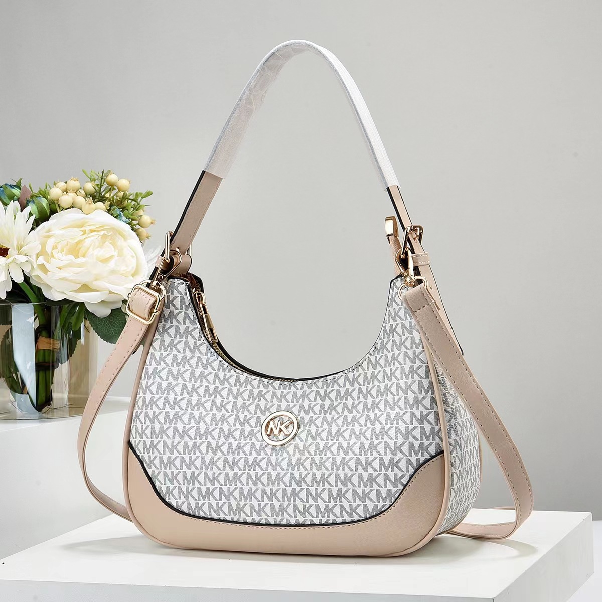 Underarm bag for women, high-end and fashionable crescent-shaped baguette bag, simple and casual, 2024 new single-shoulder hand-held shell dumpling bag Application Scenario