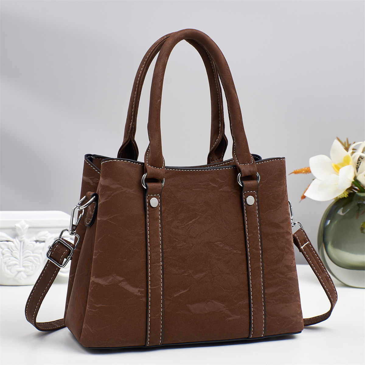 This new stylish handbag with a high-quality texture is versatile and has a large capacity for casual commuting. It is a high-quality single-shoulder crossbody bag for women Application Scenario