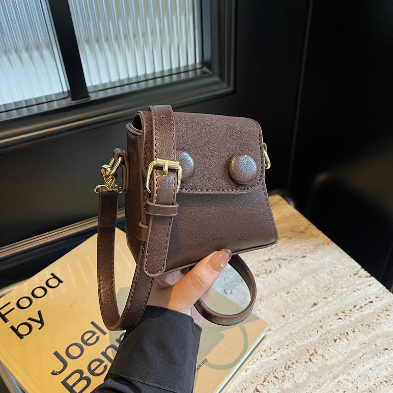 A high-end, niche design mini bag for women, a new 2024 fashionable crossbody bag for women, a casual Korean-style red envelope details Picture