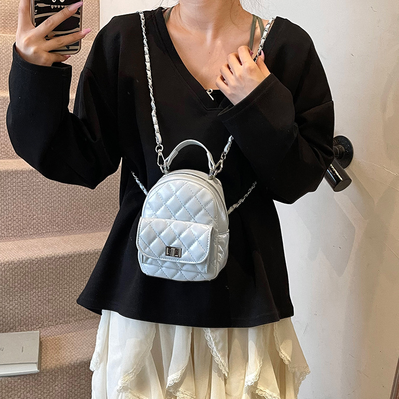 Fashionable, retro, niche and trendy mini backpack for women 2025, new diamond-shaped chain casual small backpack details Picture