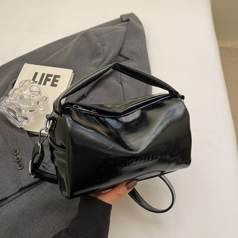 This year, a fashionable, simple and laid-back style high-end commuter single-shoulder bag is in vogue. It's a casual Boston crossbody bag for women Specification drawing