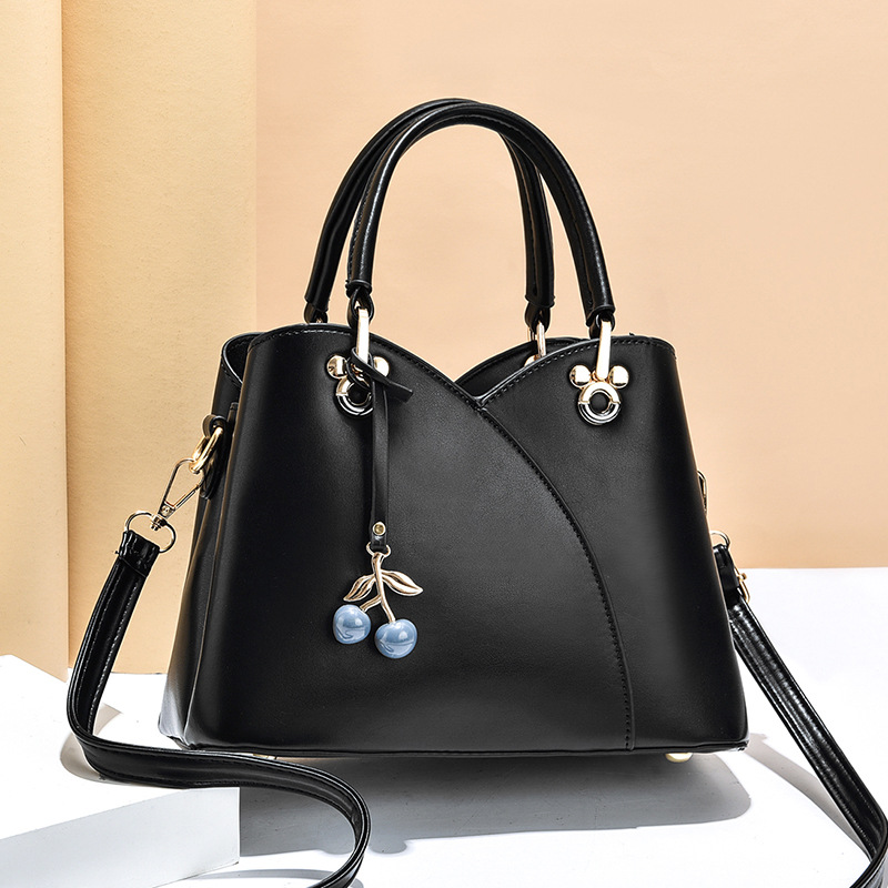 Cross-border consignment handbag 2022 New style fashionable and elegant, single-shoulder crossbody soft leather bag for mothers and middle-aged women Application Scenario