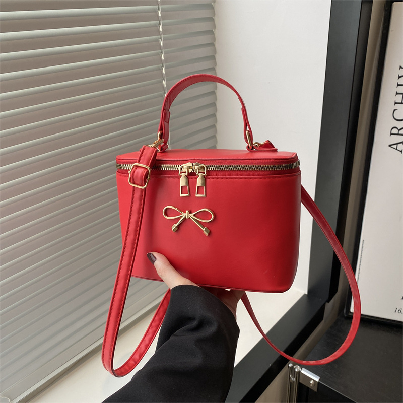 The 2025 summer new French box bag, a unique and stylish women's crossbody bag, is a versatile and personalized hand-held crossbody bag full figure