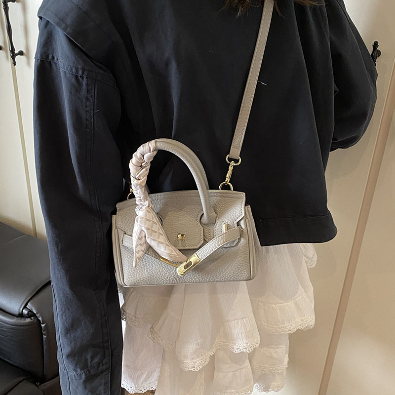 High-end and stylish small bag, 2025 new style women's bag, popular and versatile crossbody bag, trendy and fashionable platinum handbag Application Scenario