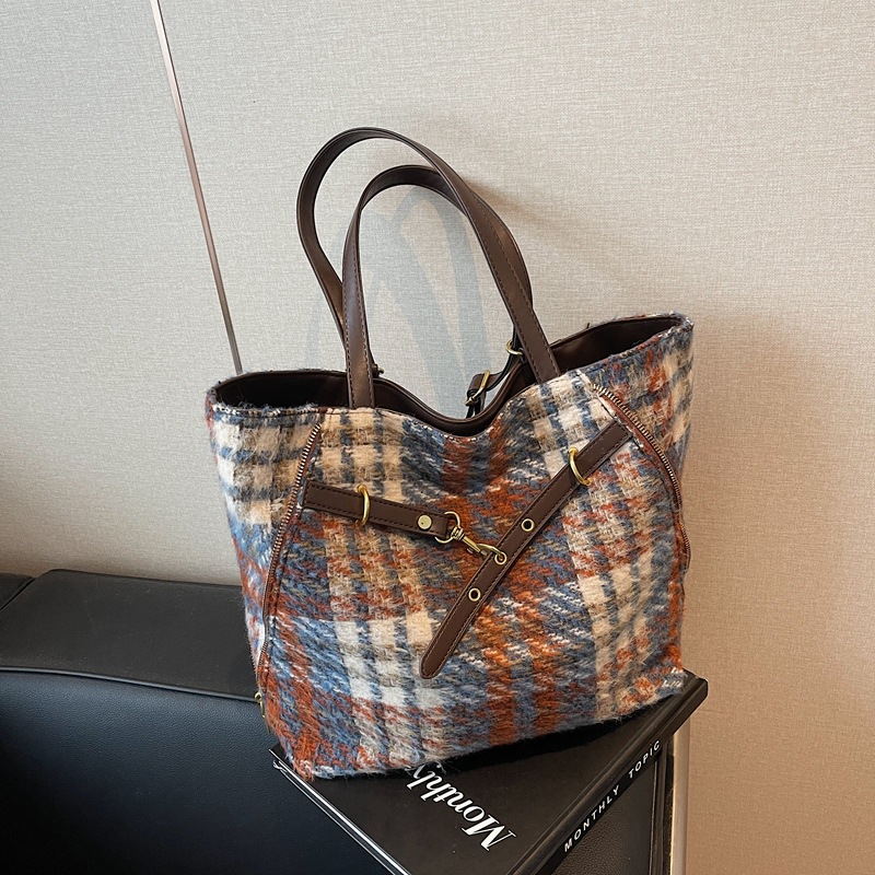 This is a new 2024 Korean style Instagram niche design woolen retro tote bag with a large capacity and versatile shoulder Specification drawing