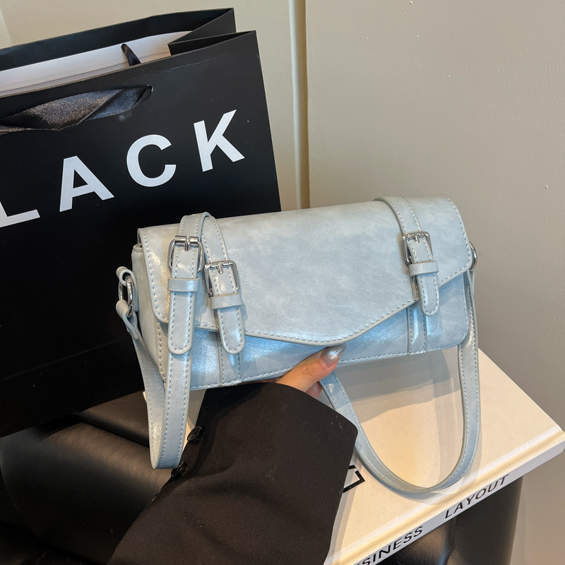 This is a new Korean style Instagram trendy and fashionable small square bag for women. It features a unique design and is simple and versatile. It's a single-shoulder bag for women Application Scenario
