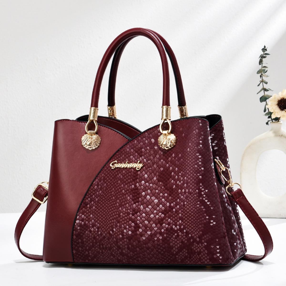 This is a grand handbag for middle-aged mothers on Mother's Day. It has a large capacity and can be worn diagonally on one shoulder by the wedding mother-in-law Application Scenario