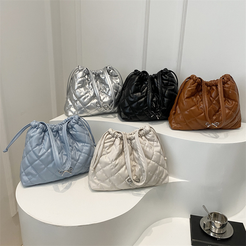 New underarm women's bags for commuting, large-capacity single-shoulder texture casual tote bag, pleated hand-held bucket bag Application Scenario