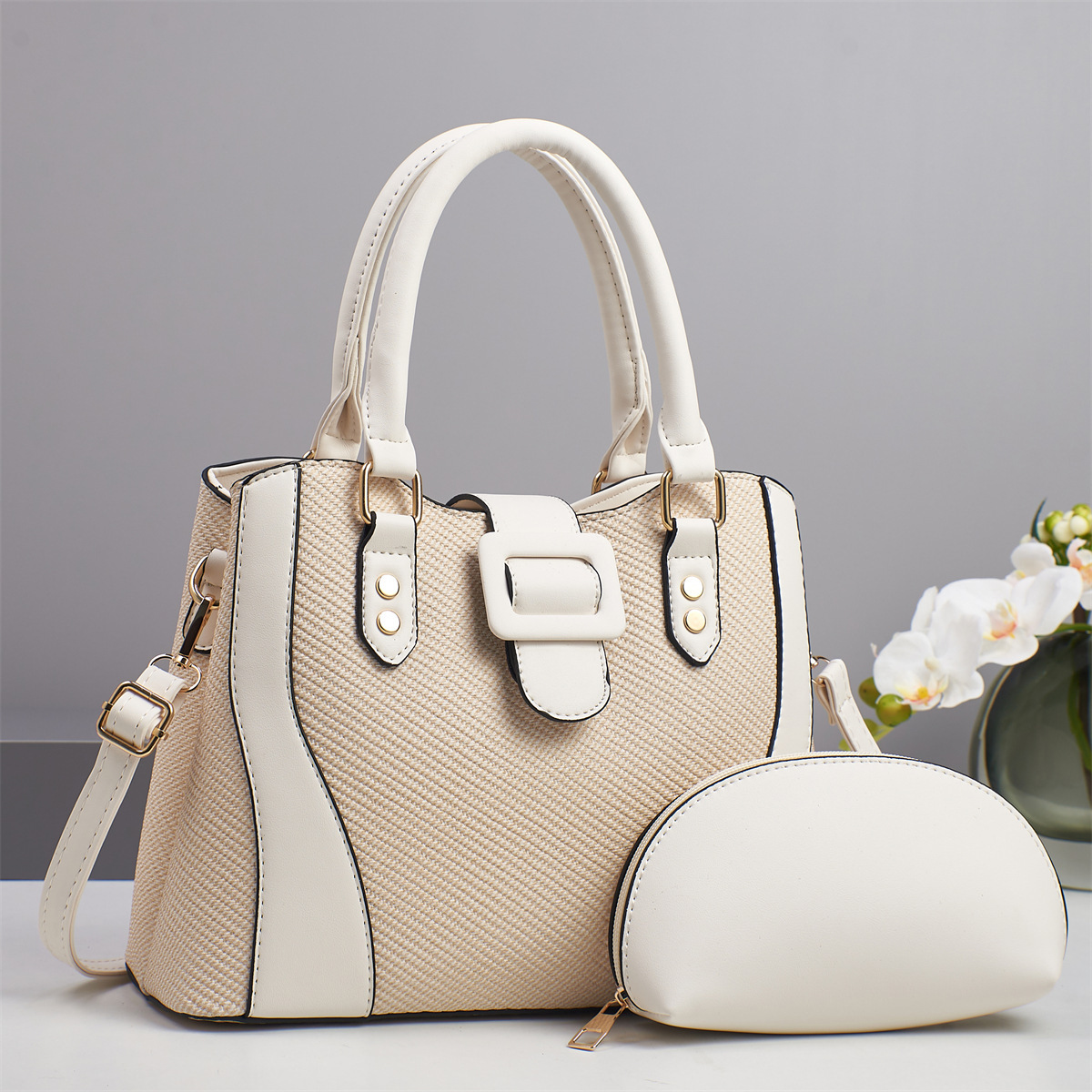 The new patchwork fashionable mother-and-child bag is versatile for cross-border use. It has a large capacity handbag and a high level of appearance. The single-shoulder bag is light, luxurious, elegant and trendy Application Scenario