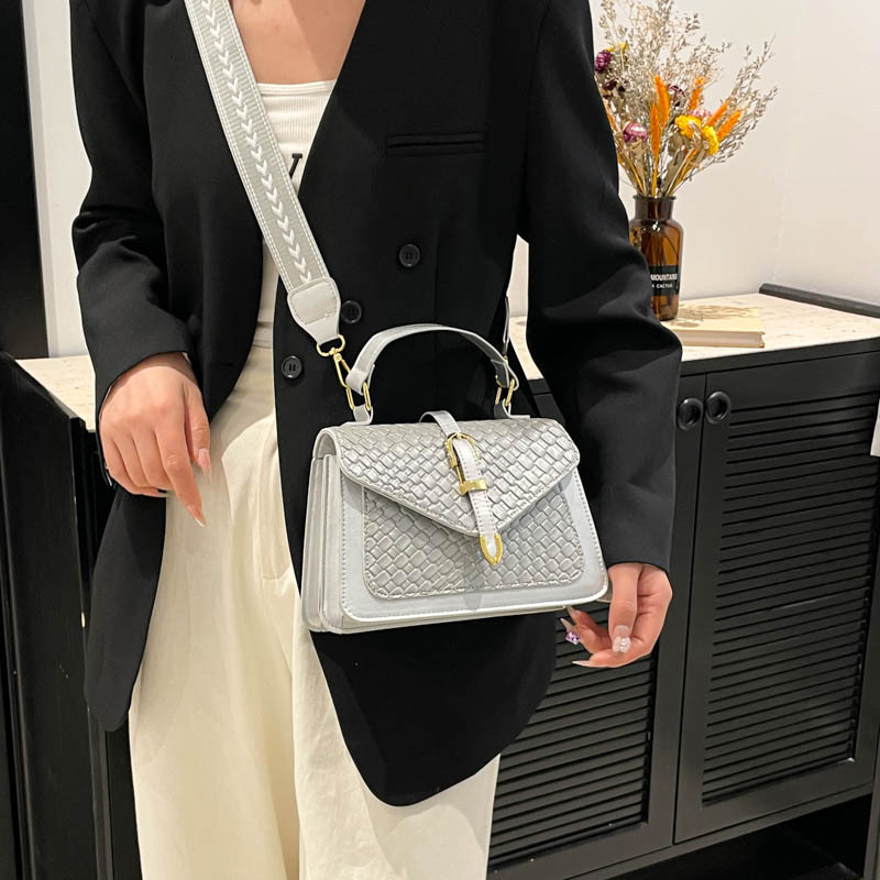A trendy and stylish women's 2025 new single-shoulder crossbody bag, a retro woven small square bag with a high-quality texture Specification drawing