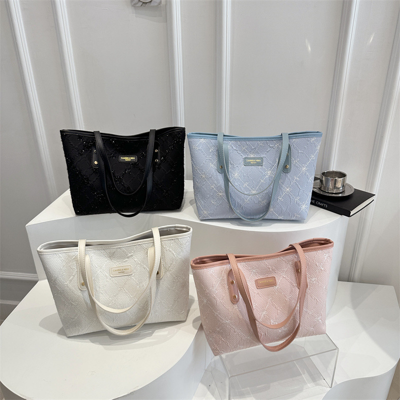 Cross-border commuting simple diamond-shaped bag 2025 New style, fashionable large capacity, casual and stylish single-shoulder tote bag for women Application Scenario