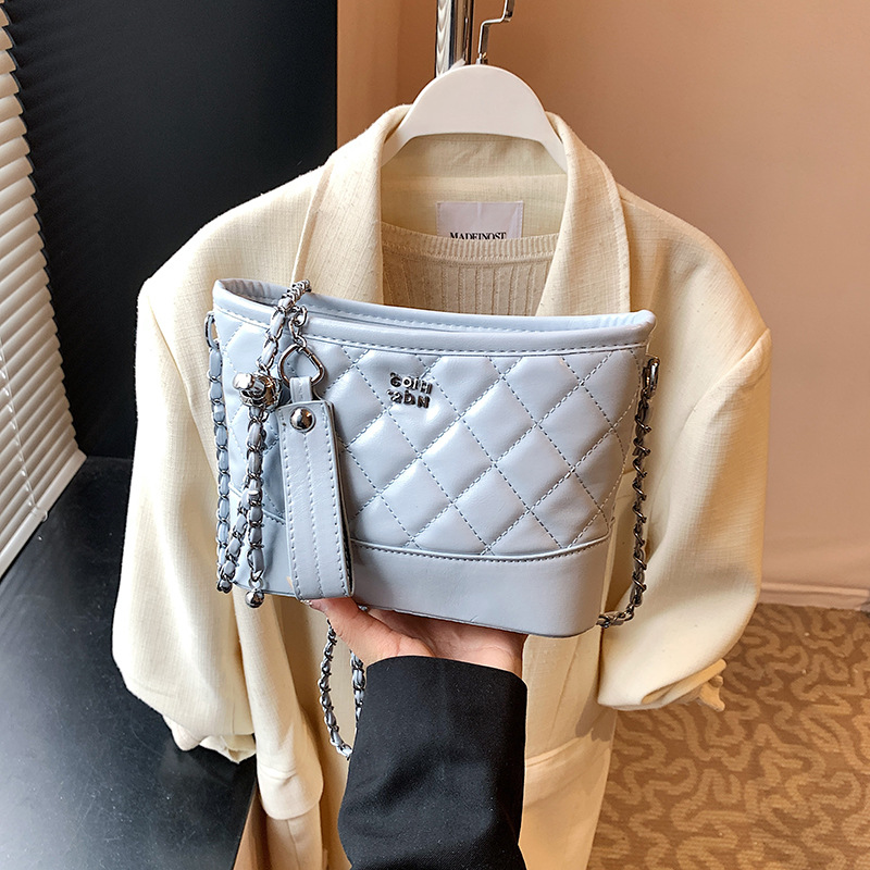 High-end quality niche bucket bag for women, 2025 new Korean style, fashionable and versatile, diamond-shaped chain single-shoulder crossbody bag full figure