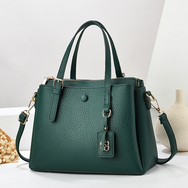 This is a new Spring/Summer 2024 fashionable and high-quality, large-capacity solid color single-shoulder crossbody handbag for women details Picture