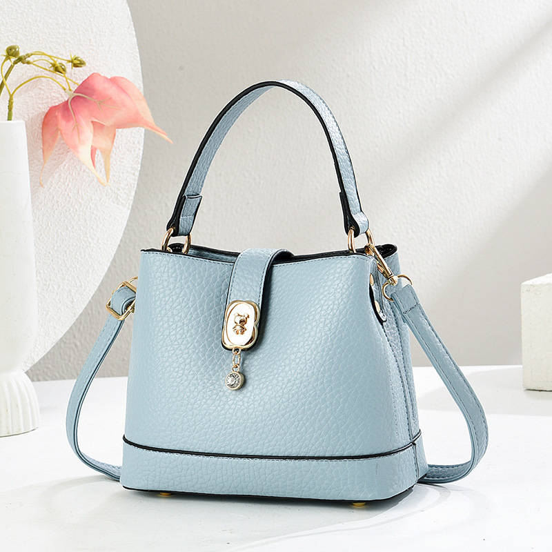 In-stock women's bucket bag, a new trendy single-shoulder crossbody bag with contrasting colors for summer commuting, simple and versatile Application Scenario