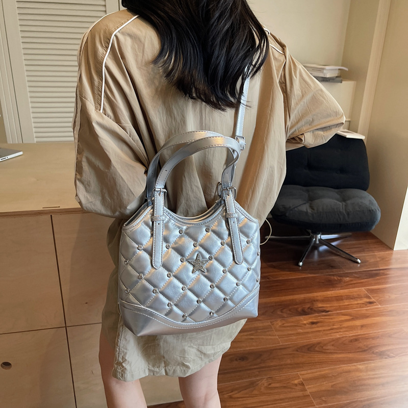 Diamond-shaped handbag for women, 2025 new style, trendy and versatile single-shoulder bag, high-end bucket bag, commuter crossbody bag Application Scenario