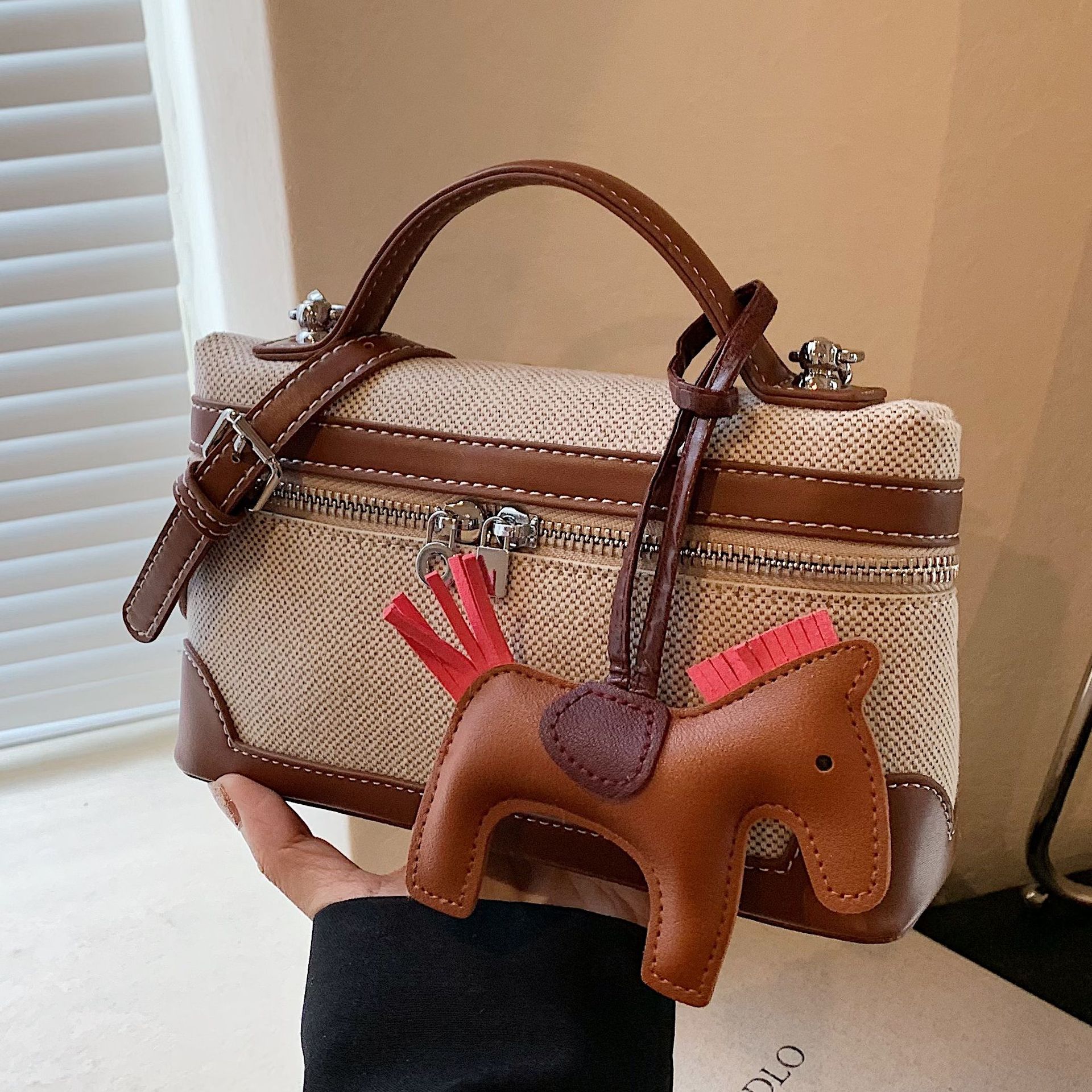 Canvas box bag for women, 2024 new style, fashionable and trendy handbag, casual and versatile crossbody single-shoulder bag full figure