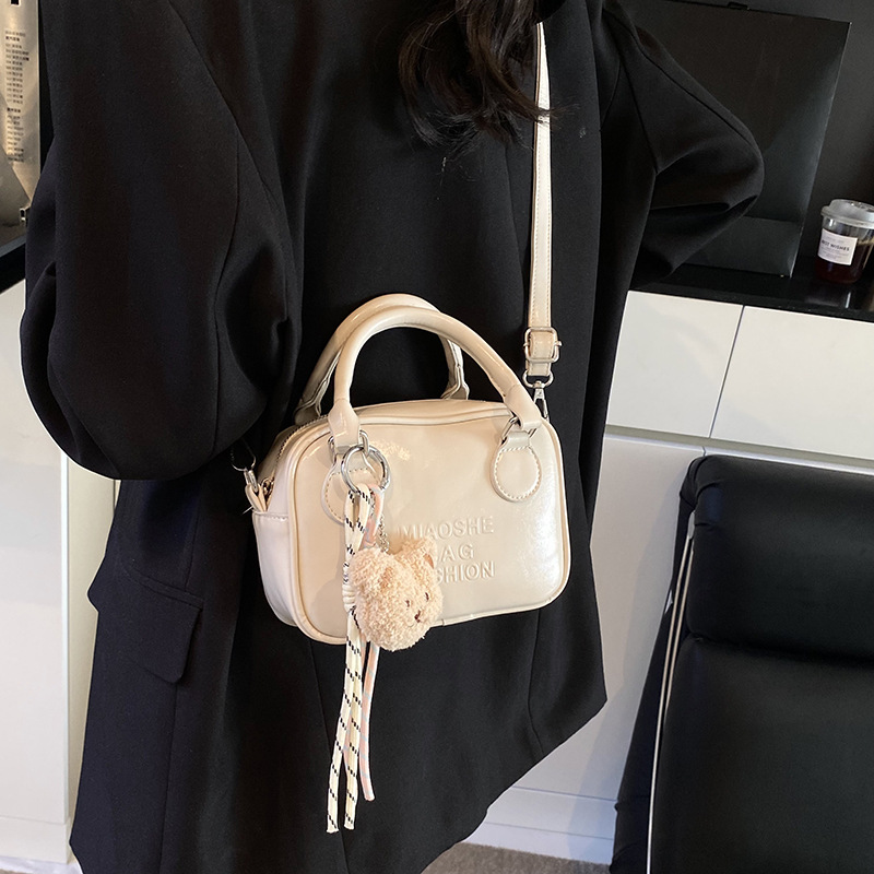 A niche design retro bowling bag for women, a new 2025 single-shoulder crossbody bag, a high-end and versatile handbag Application Scenario