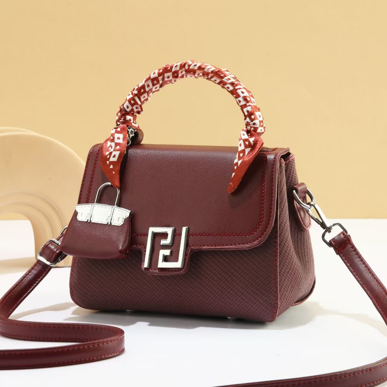 Spring women's versatile bag, summer new single-shoulder bag, fashionable small square bag, Korean-style commuting niche high-end women's bag details Picture