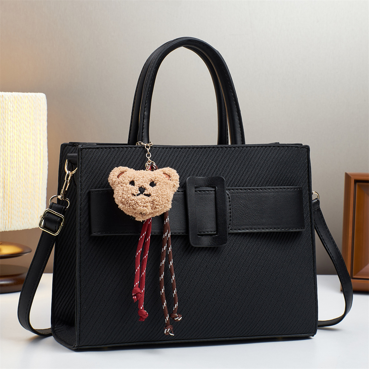 A new 2025 model with a high appearance level, large capacity, casual commuting crossbody, versatile single-shoulder handbag, and a simple cross-border women's bag full figure