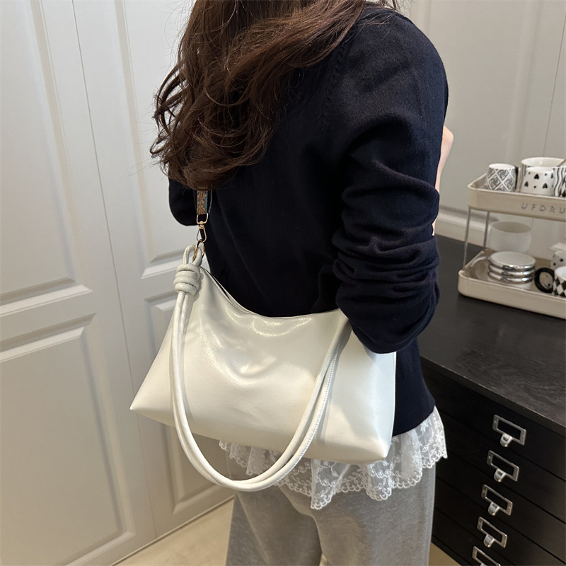 Korean large-capacity crossbody bag, a versatile commuter single-shoulder bag for women, with a niche design and retro hand-held underarm tote bag details Picture