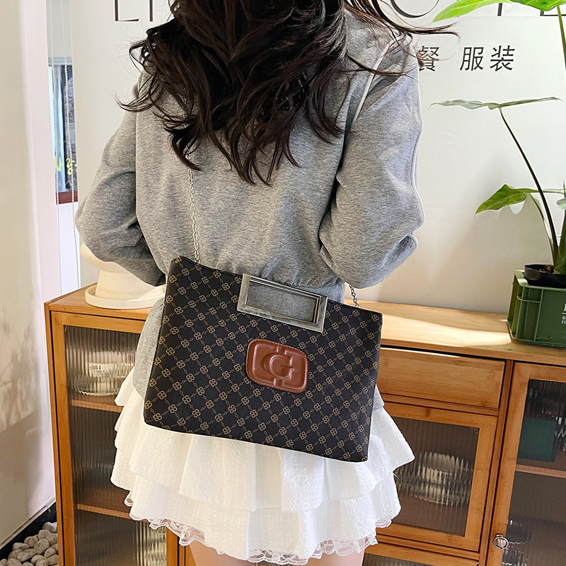 A new cross-border retro fashion trend, high-end quality and elegant single-shoulder hand-carry underarm bag, versatile commuting crossbody bag details Picture