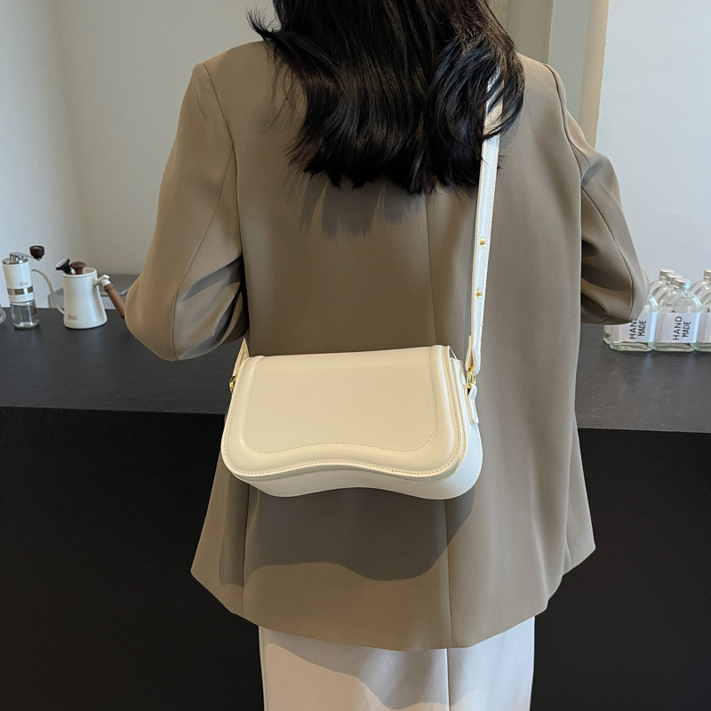 This high-end, high-quality, niche crossbody bag is a trendy, versatile and fashionable single-shoulder, underarm, small square bag for women in the autumn of 2024 details Picture