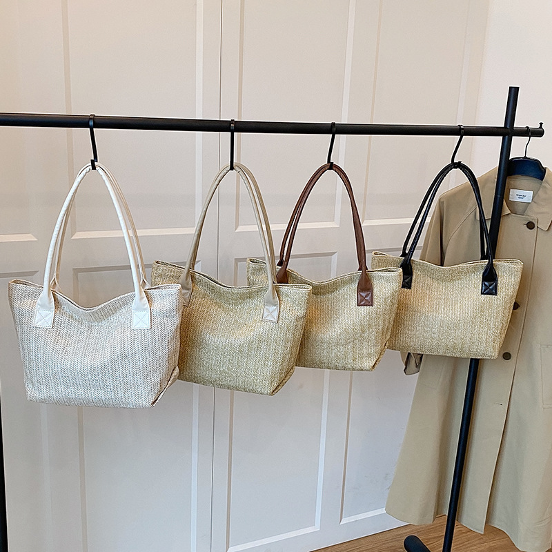 2025 Korean version hand-held woven bag Spring/Summer New style, fashionable and simple Tote bucket bag, women's large-capacity commuter bag Application Scenario