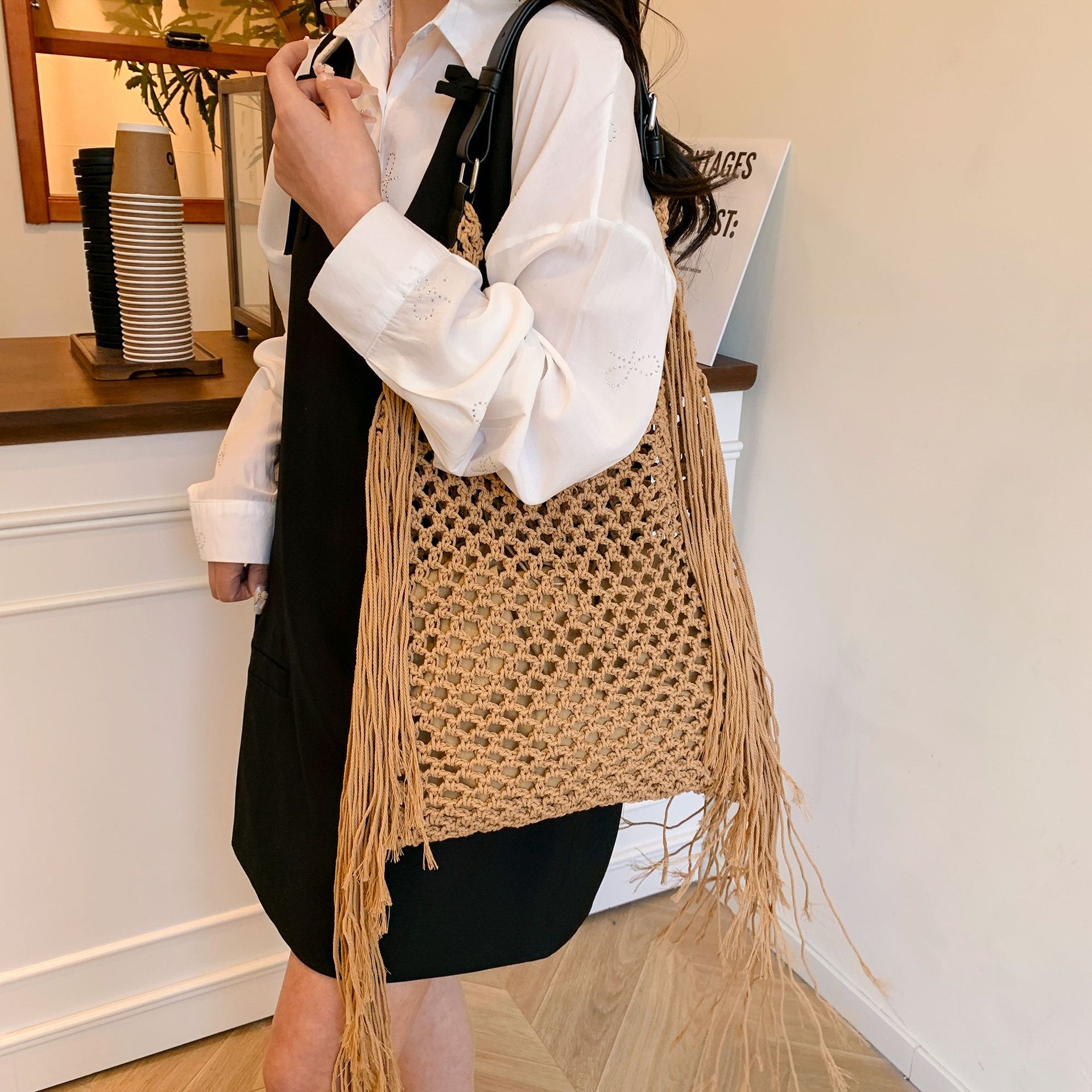 Retro fringed bag, women's openwork hand-woven bag, beach bag, new versatile single-shoulder tote bag for commuting ladies Application Scenario