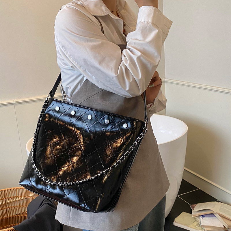 2025 New trendy rivet large-capacity hand-held bucket bag for women, retro and fashionable, diamond-shaped chain single-shoulder crossbody bag Application Scenario