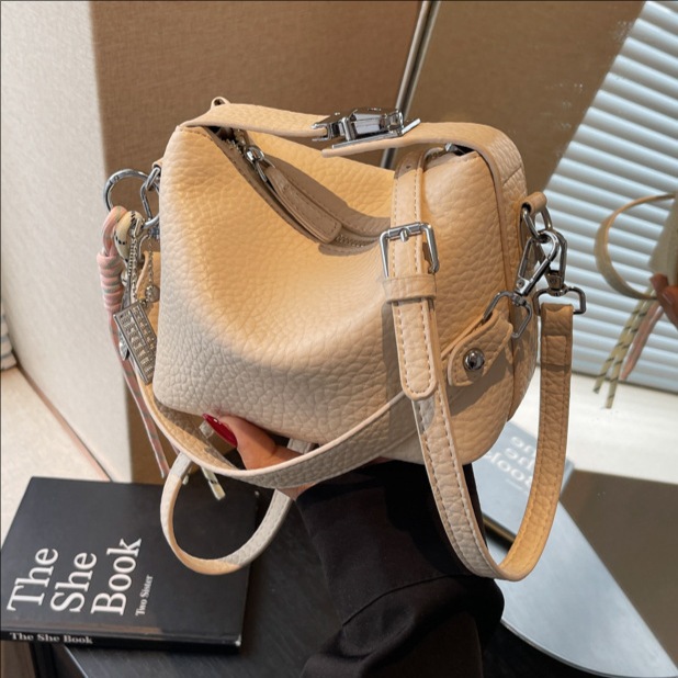 Cross-border fashionable, simple and large-capacity handbag for women, 2025 new style for commuting, casual and versatile, fashionable single-shoulder crossbody bag full figure