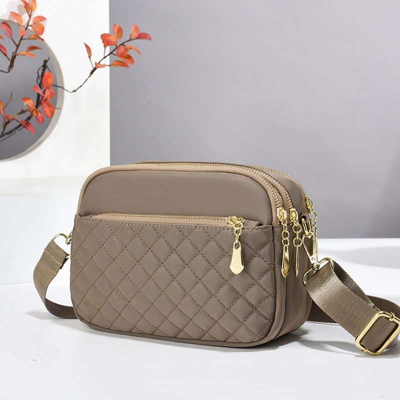 The new 2025 diamond-shaped mini crossbody single-shoulder women's mobile phone bag is a fashionable and trendy sports bag for women Application Scenario
